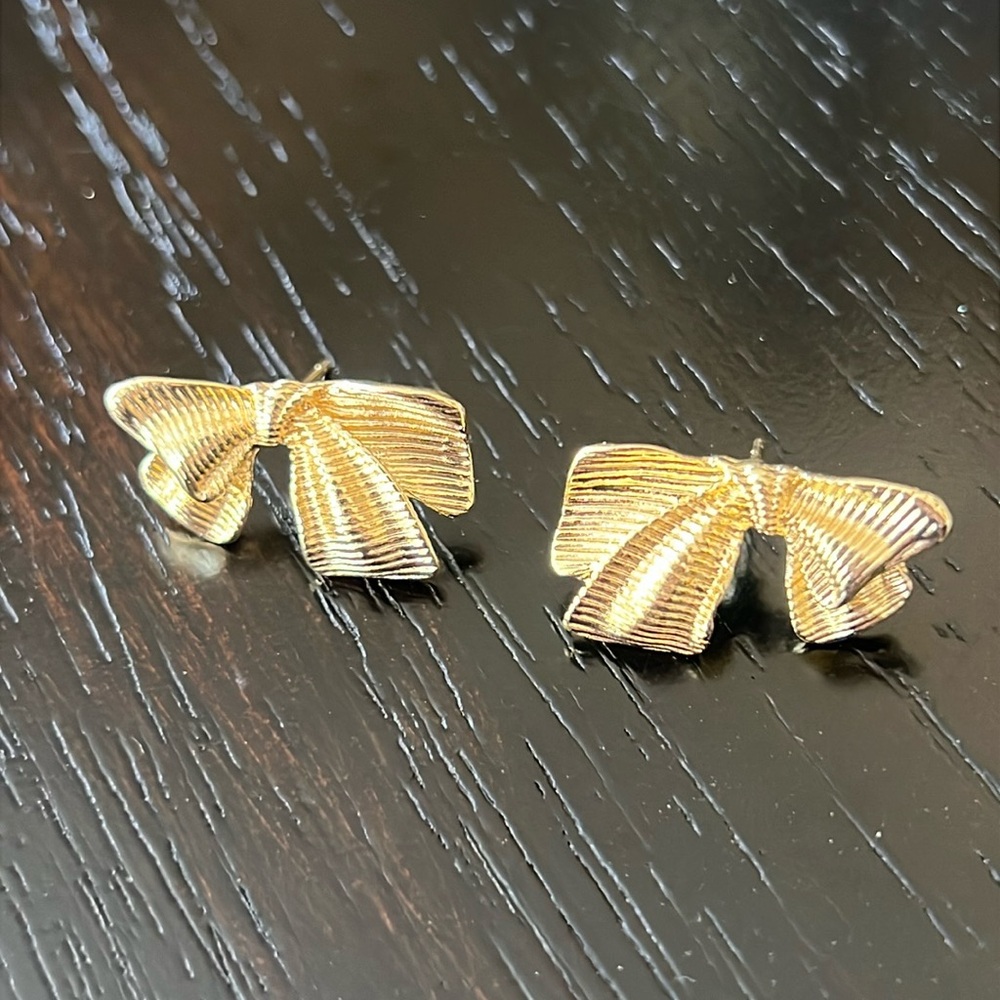 Bow shaped earrings-NWT